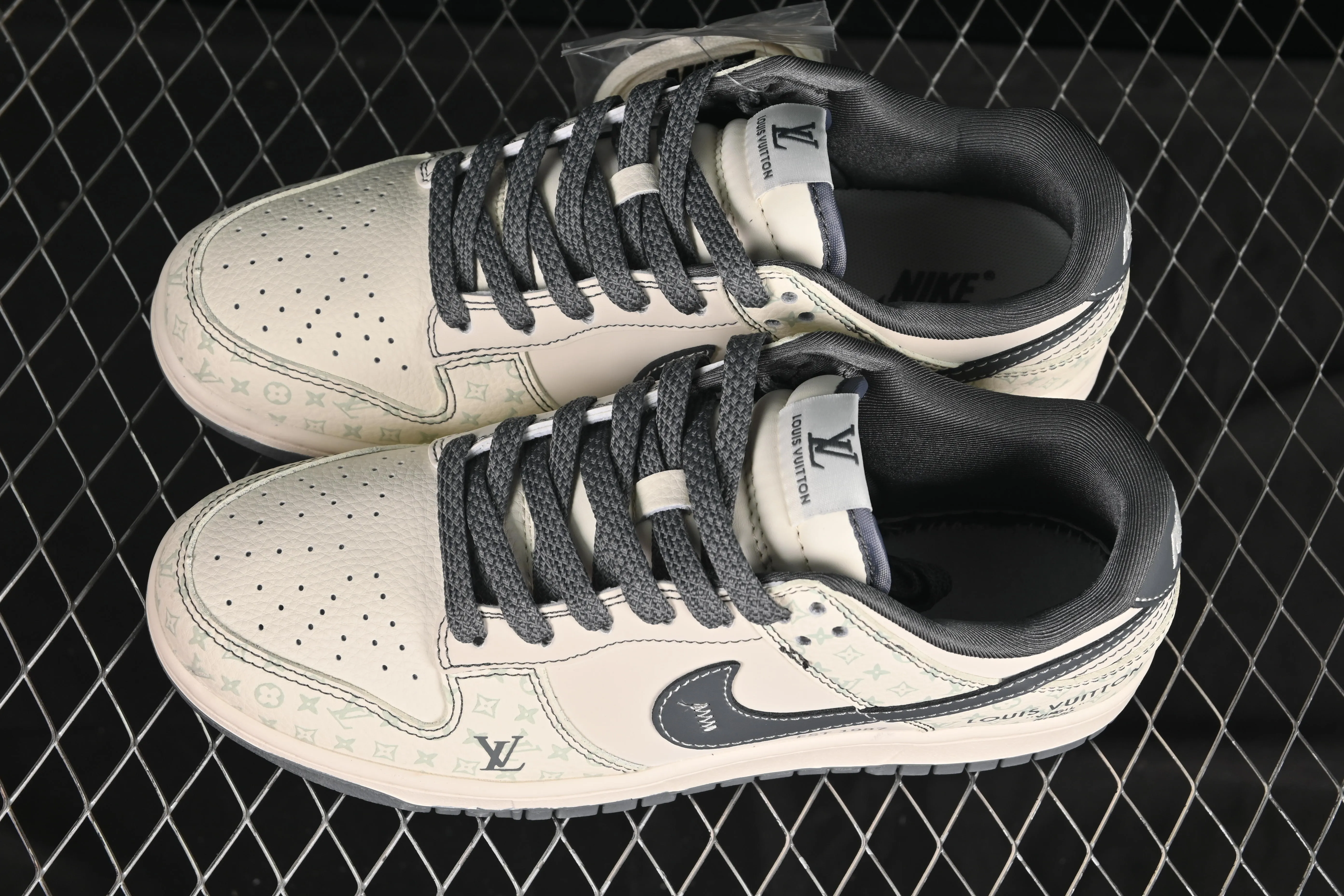 All categories Nk SB Dunk Series Nk SB Dunk Low High-end customized low-top sneakers Nike SB Dunk Low LV joint pattern gray hook Anniversary high-end customized low-top casual sneakers YX5066-366
